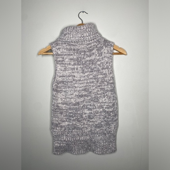 Club Monaco Cashmere Blend Turtleneck Sleeveless Knit - Picture 4 of 7